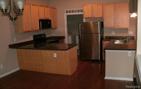 579 N Pontiac Trail, Walled Lake, MI 48390 — Photo 2