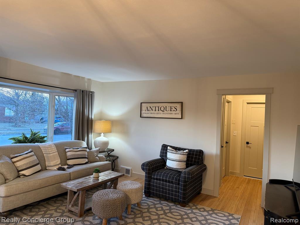 400 N LEONA Avenue, Garden City, MI — Photo 3