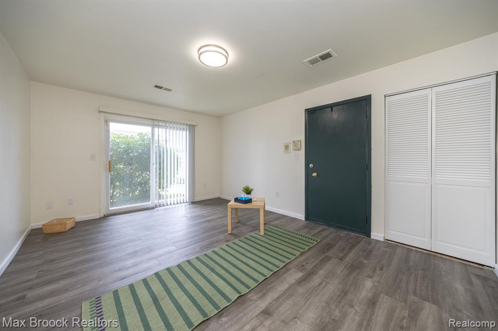 10020 ALLEN POINTE Drive N, 10020, Allen Park, MI 48101 — Photo 7