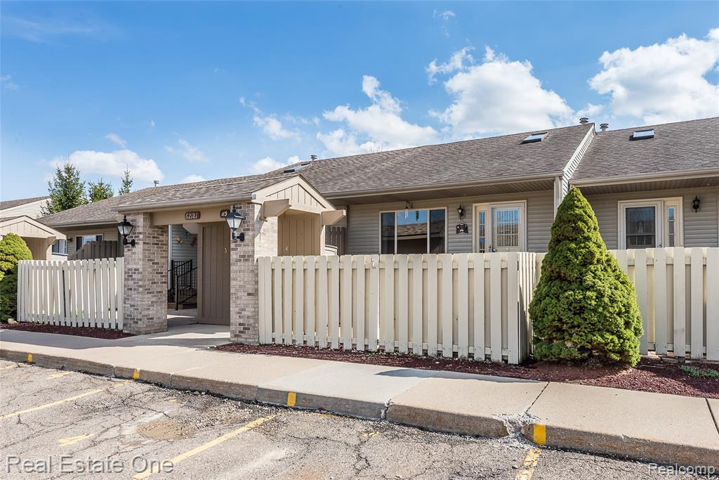 62181 ARLINGTON CIRCLE, 4, South Lyon, MI 48178 — Photo 2