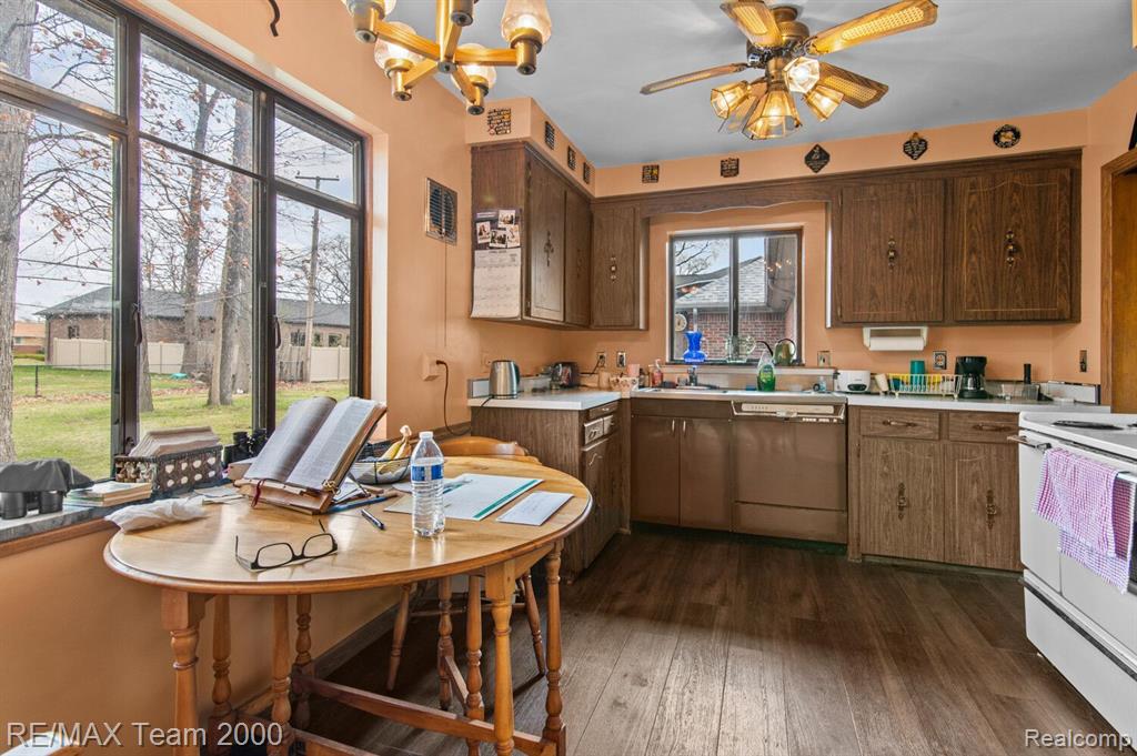 675 WOODCREST Drive, Dearborn, MI 48124 — Photo 8