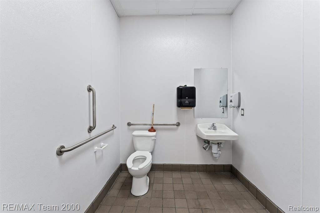 5564 Woodward Avenue, Detroit, MI 48202 — Photo 12