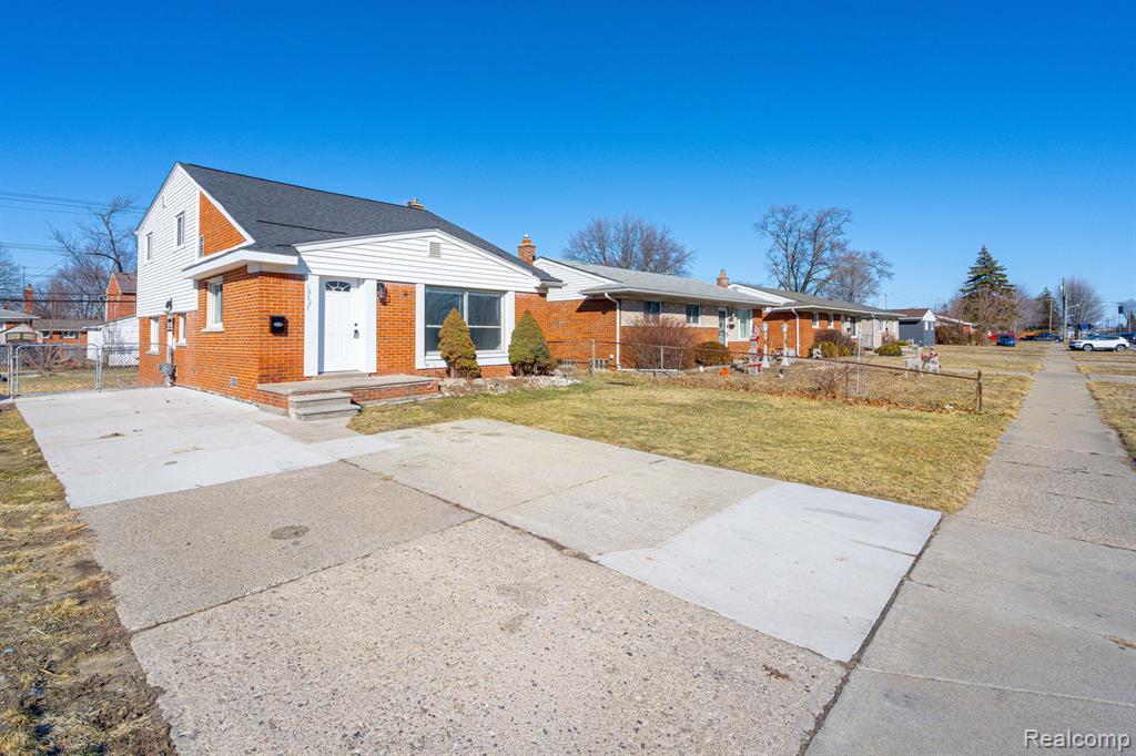 18327 E 13 MILE Road, Fraser, MI 48026 — Photo 2