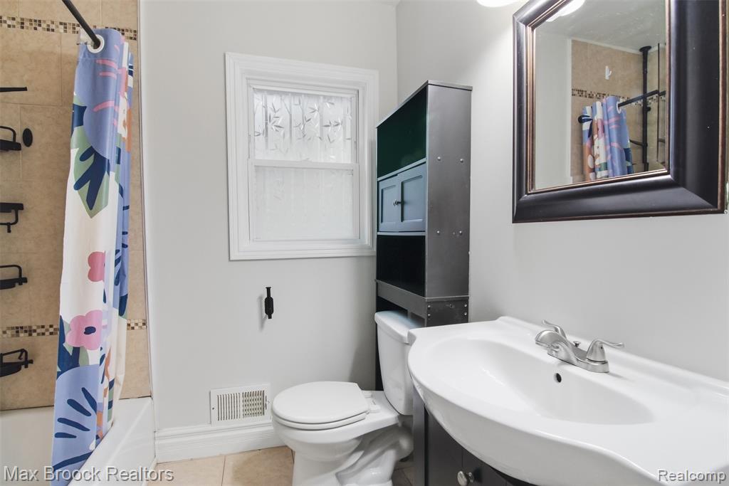 1448 E HARRY Avenue, Hazel Park, MI 48030 — Photo 12