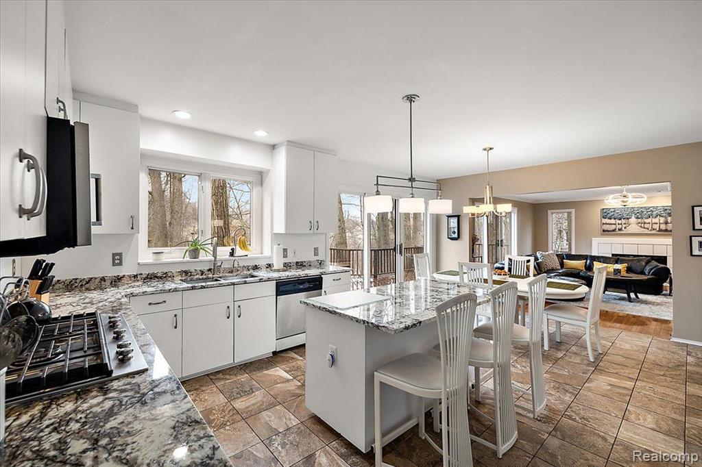 6988 LAKEMONT Circle, West Bloomfield, MI 48323 — Photo 9