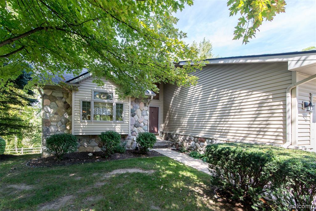 840 Heatheridge Court, Brighton, MI 48116 — Photo 2