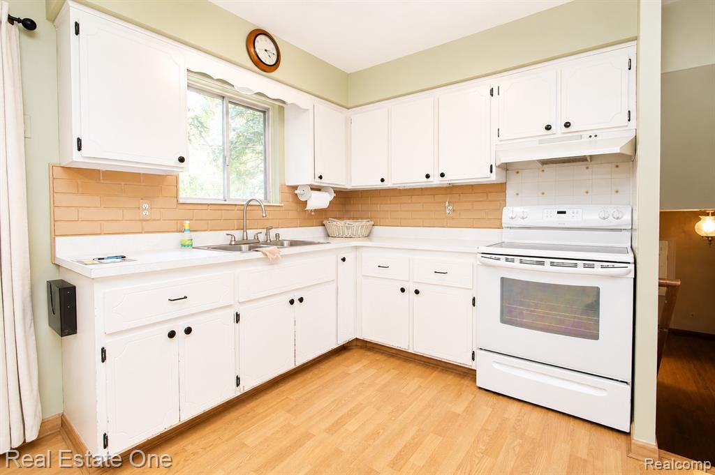 4510 Bethune Court, West Bloomfield, MI 48323 — Photo 13
