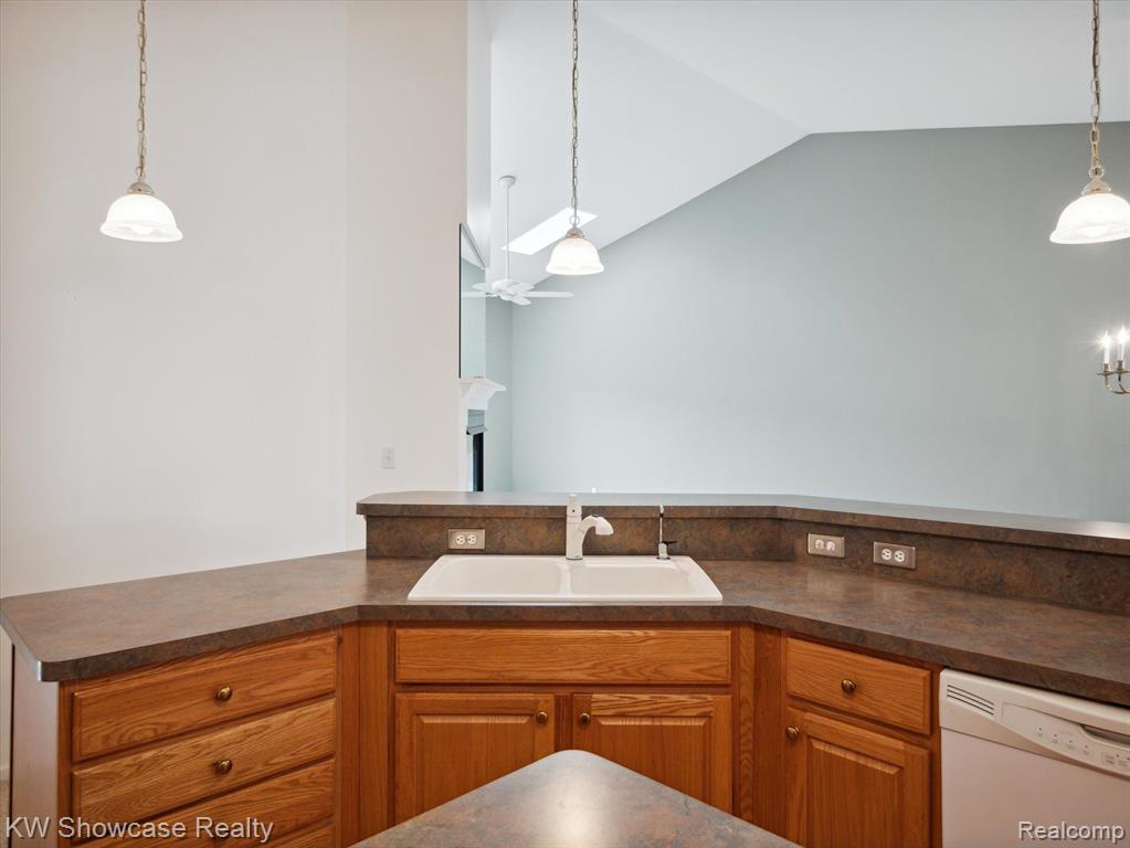 61011 EVERGREEN, South Lyon, MI 48178 — Photo 18