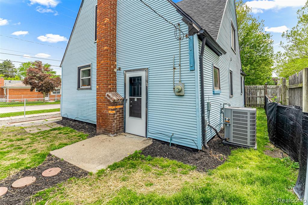 8329 Lenore Street, Dearborn Heights, MI 48127 — Photo 30