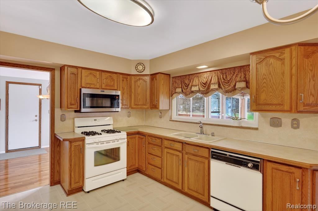 4224 Potter Road, Burton, MI 48509 — Photo 11