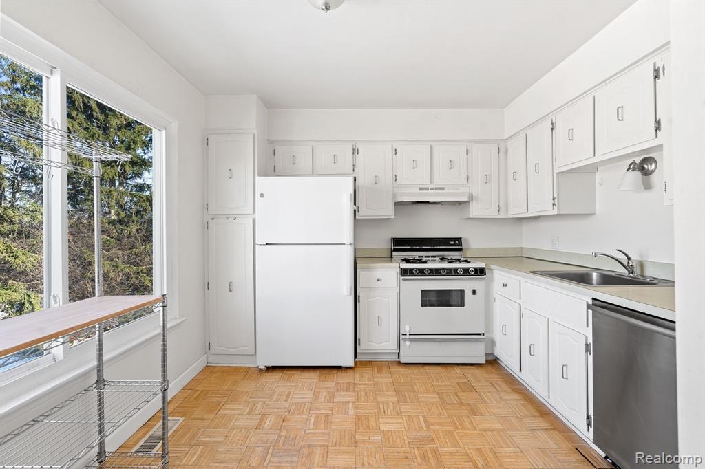3222 BOLGOS Circle, Ann Arbor, MI 48105 — Photo 11
