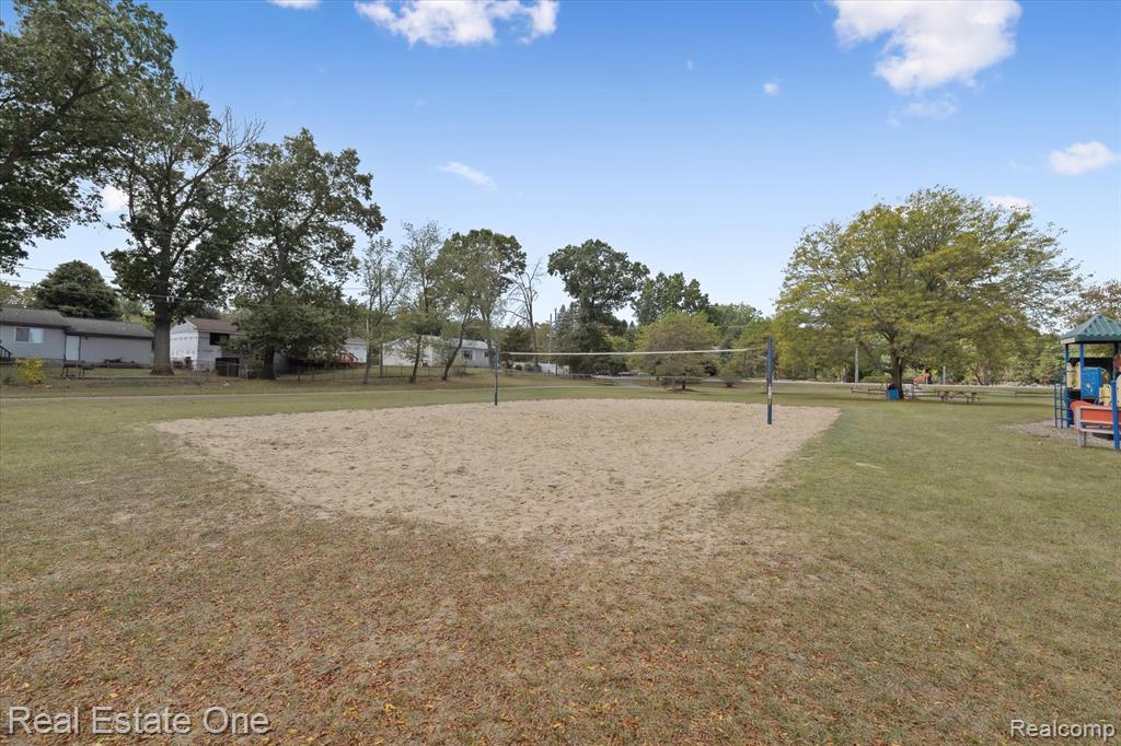 2436 Woodlawn Street, Wolverine Lake, MI 48390 — Photo 44