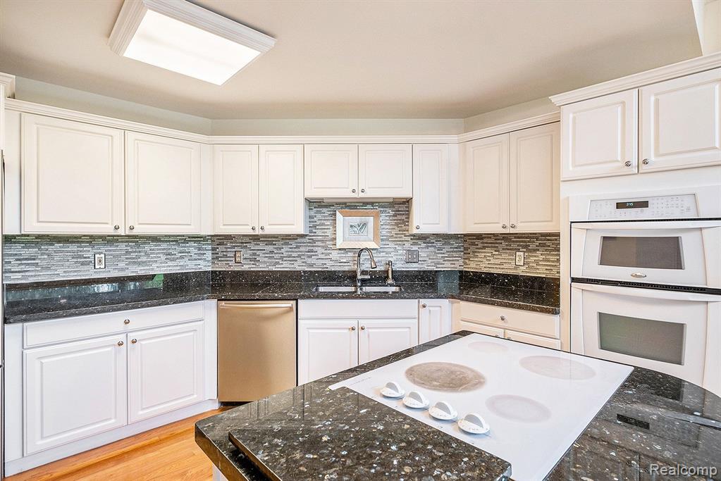 16480 DUSKLIGHT Drive, Fenton, MI 48430 — Photo 12