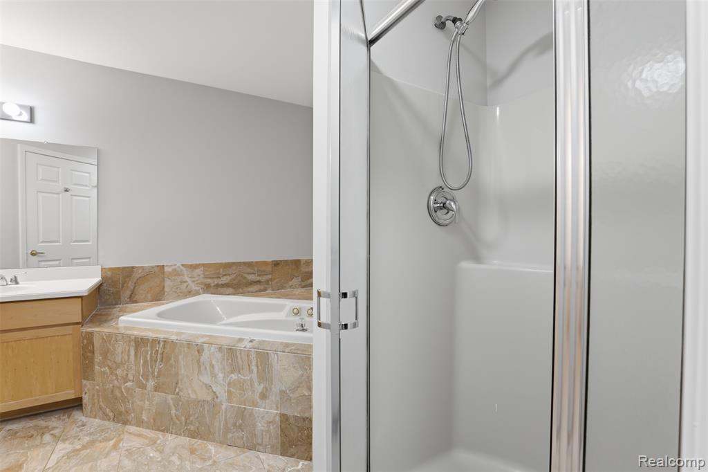 4368 Gateway Circle, West Bloomfield, MI — Photo 28