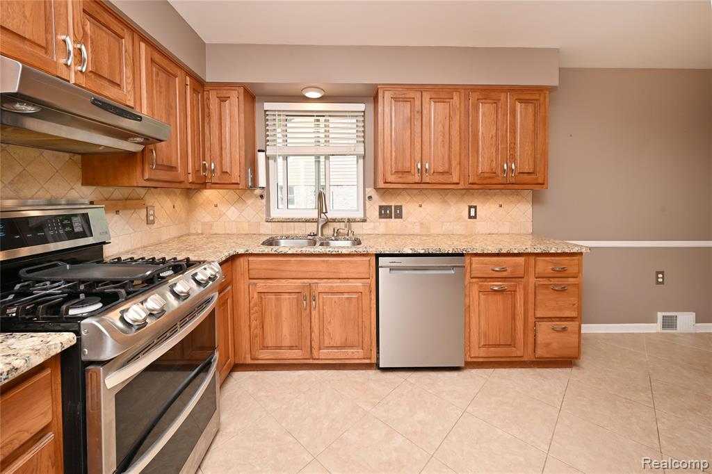 31310 Foxboro Way, Beverly Hills, MI 48025 — Photo 10