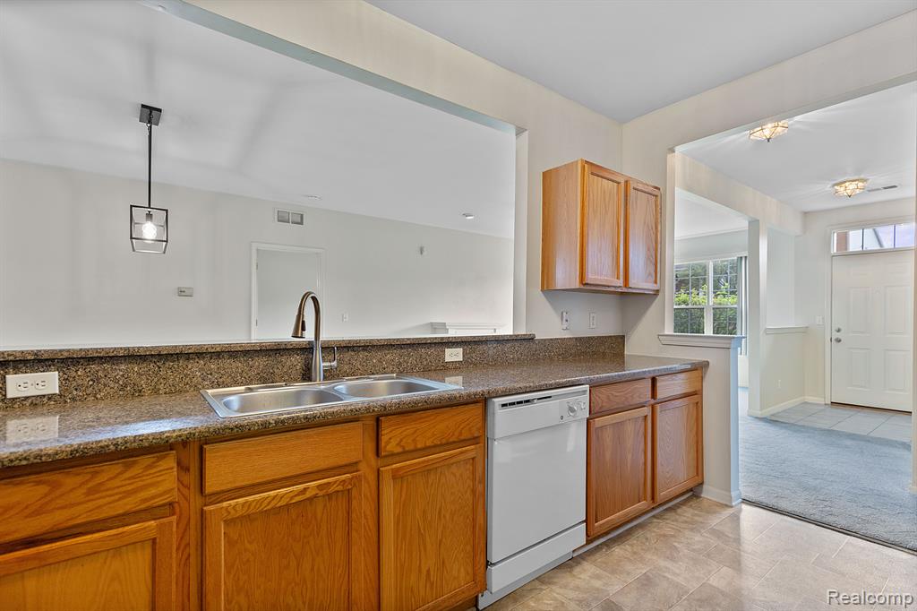 1924 FLAGSTONE Circle, Rochester, MI 48307 — Photo 10