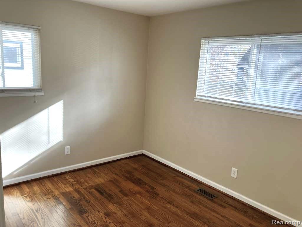 861 E DALLAS Avenue, Madison Heights, MI 48071 — Photo 18