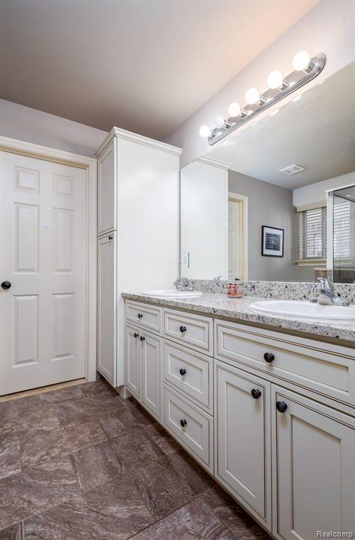 5687 GREGORY Drive, Utica, MI 48317 — Photo 18