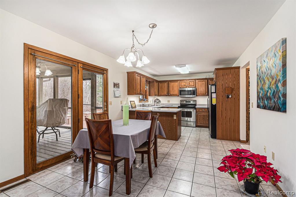 5102 FOXPOINT Circle, Midland, MI 48642 — Photo 8