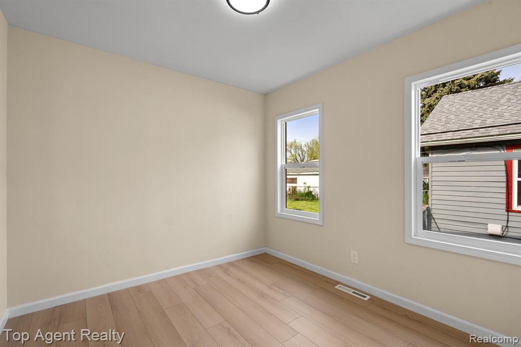 8672 HUDSON Avenue, Warren, MI 48089 — Photo 16
