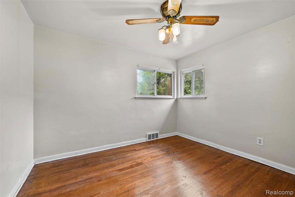 8630 N Evangeline Street, Dearborn Heights, MI 48127 — Photo 19