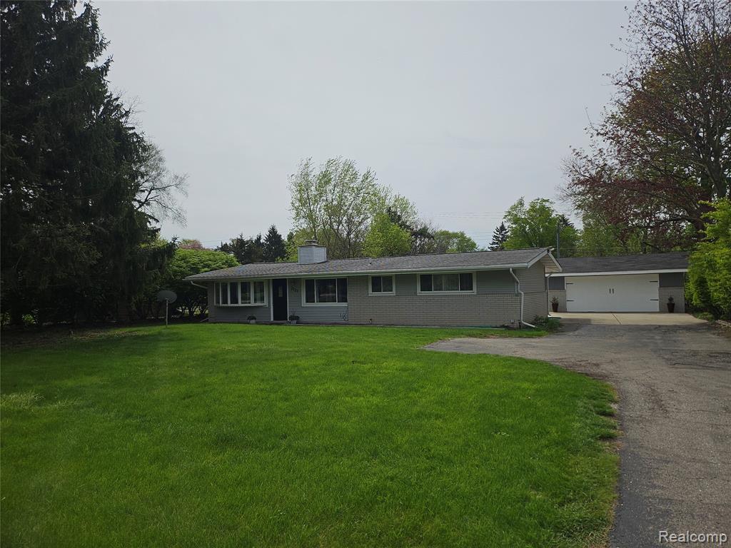 2121 S Commerce Road, Wolverine Lake, MI 48390 — Photo 10