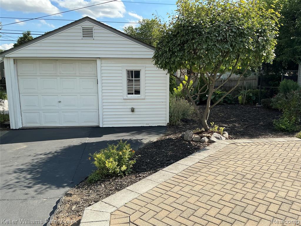 880 E Rowland Avenue, Madison Heights, MI 48071 — Photo 21