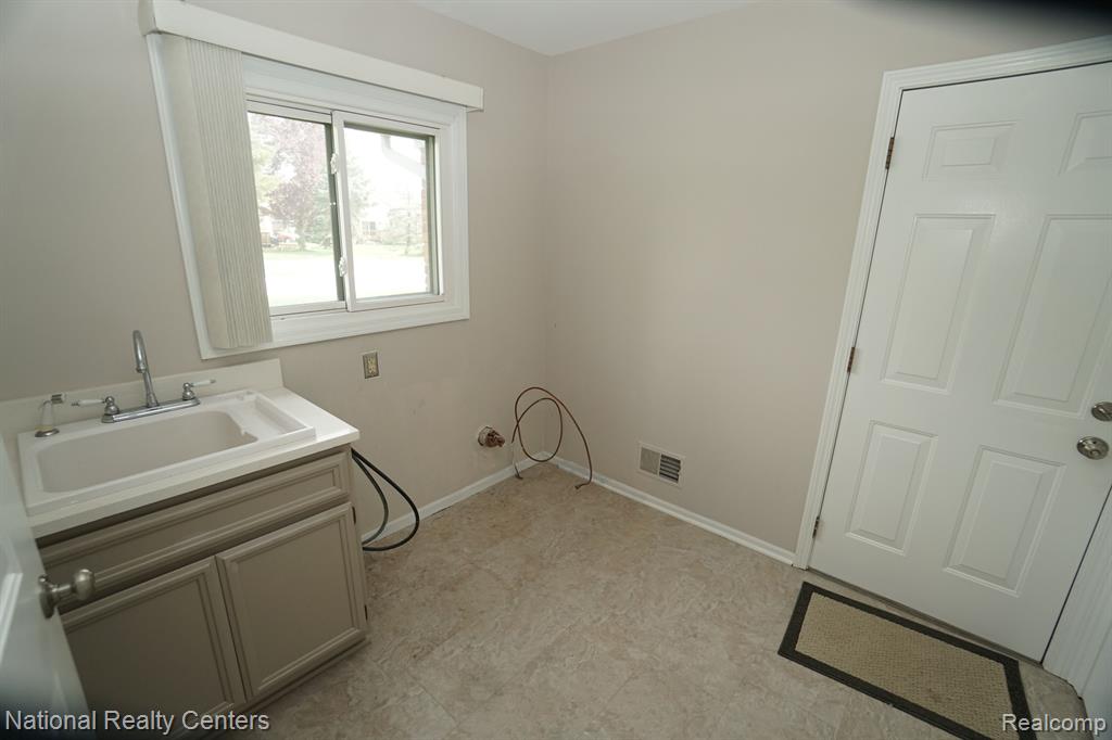 441 SANDALWOOD Drive, Rochester Hills, MI 48307 — Photo 30