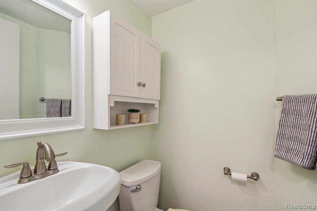 7614 WOODVIEW Drive, 22, Waterford, MI 48327 — Photo 11