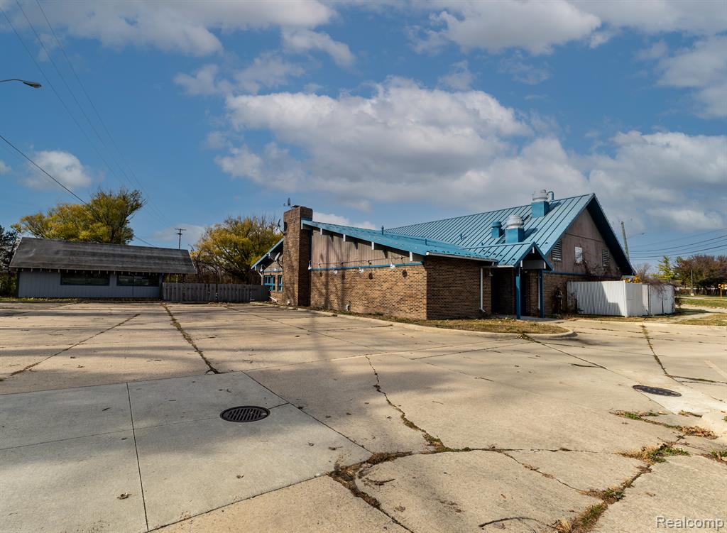 240 N RIVER Road, Mount Clemens, MI 48043