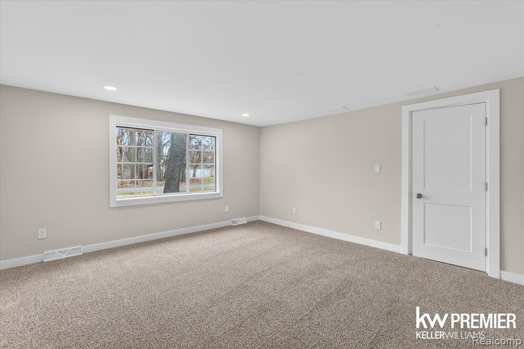5658 Crescent Road, Waterford, MI 48327 — Photo 29