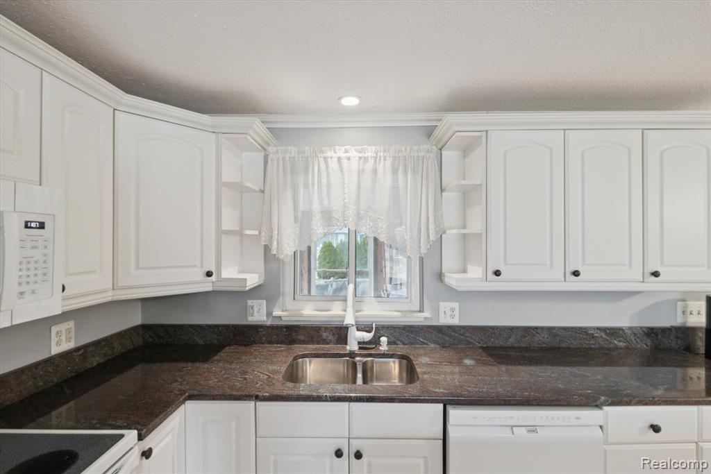 47501 Nita Drive, Shelby Twp, MI 48317 — Photo 14