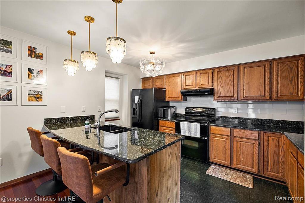 8241 LAKE PINE Drive, Commerce Twp, MI 48382 — Photo 10