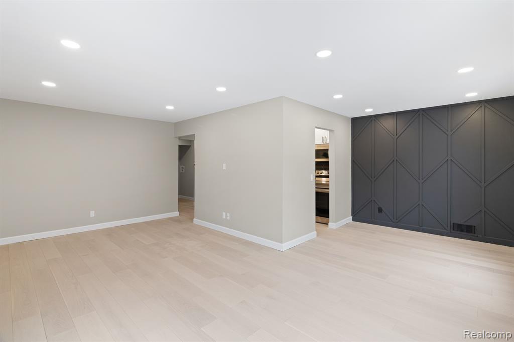 591 E FOX HILLS Drive, Bloomfield Hills, MI 48304 — Photo 11