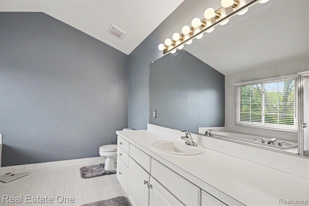 737 Woodfield Way, Rochester Hills, MI 48307 — Photo 16