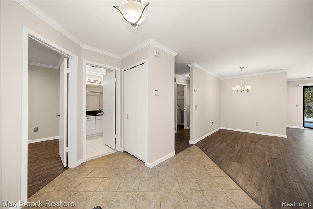 6689 W Ridgefield Circle, West Bloomfield, MI — Photo 4