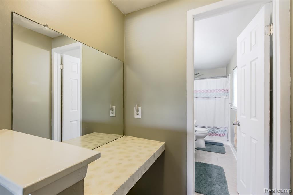 4851 Shoreline Boulevard, Waterford, MI 48329 — Photo 29