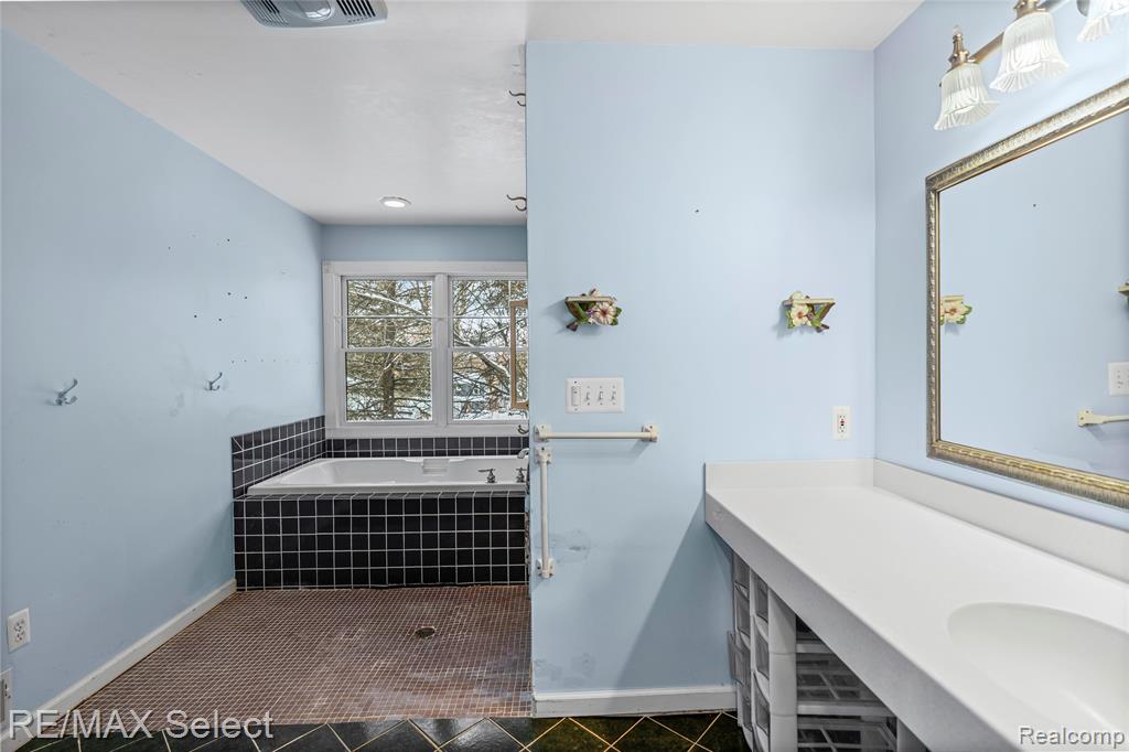 9710 Rattalee Lake Road, Clarkston, MI 48348 — Photo 9