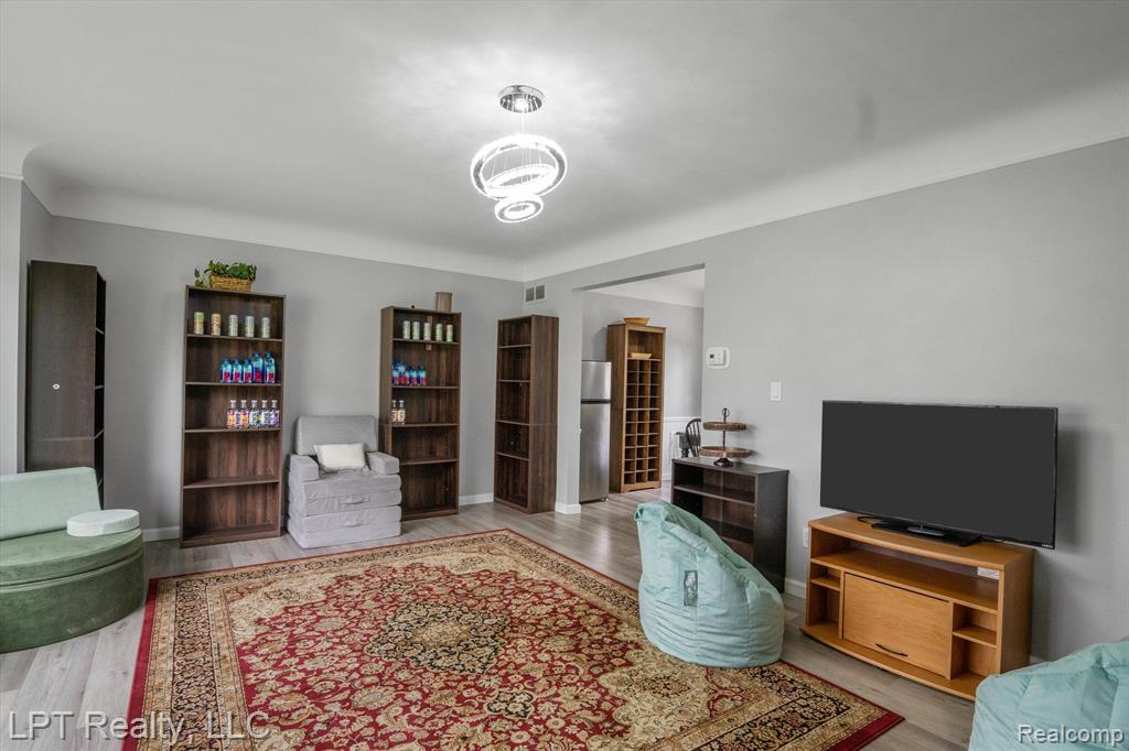 18441 ROSELAND Boulevard, Lathrup Village, MI 48076 — Photo 8