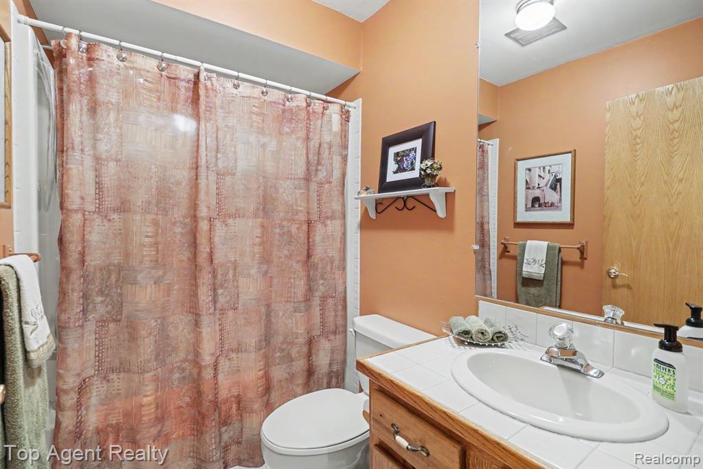 2411 Farmbrook Trail, Oxford, MI 48370 — Photo 22