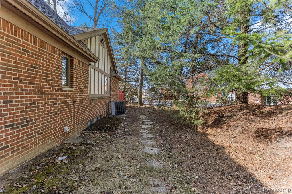 812 N BEECH DALY Road, Dearborn Heights, MI 48127 — Photo 35