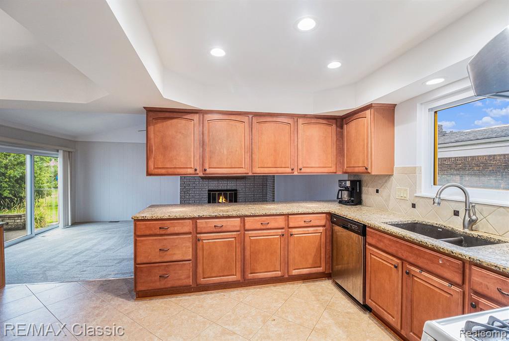 4909 DICKSON Drive, Sterling Heights, MI 48310 — Photo 5