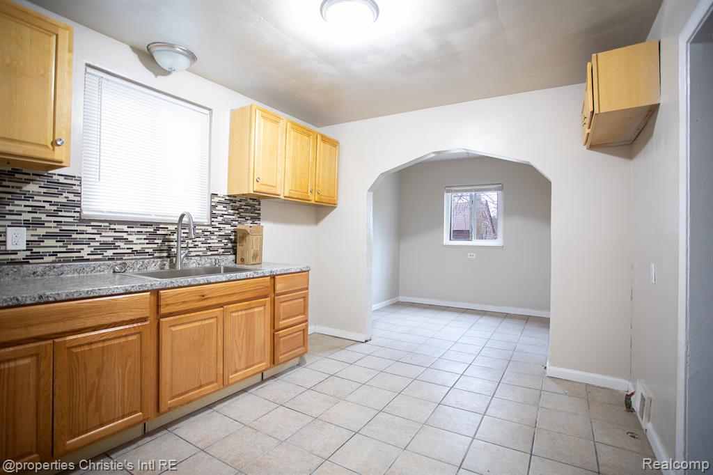9957 W OUTER Drive, Detroit, MI 48223 — Photo 5