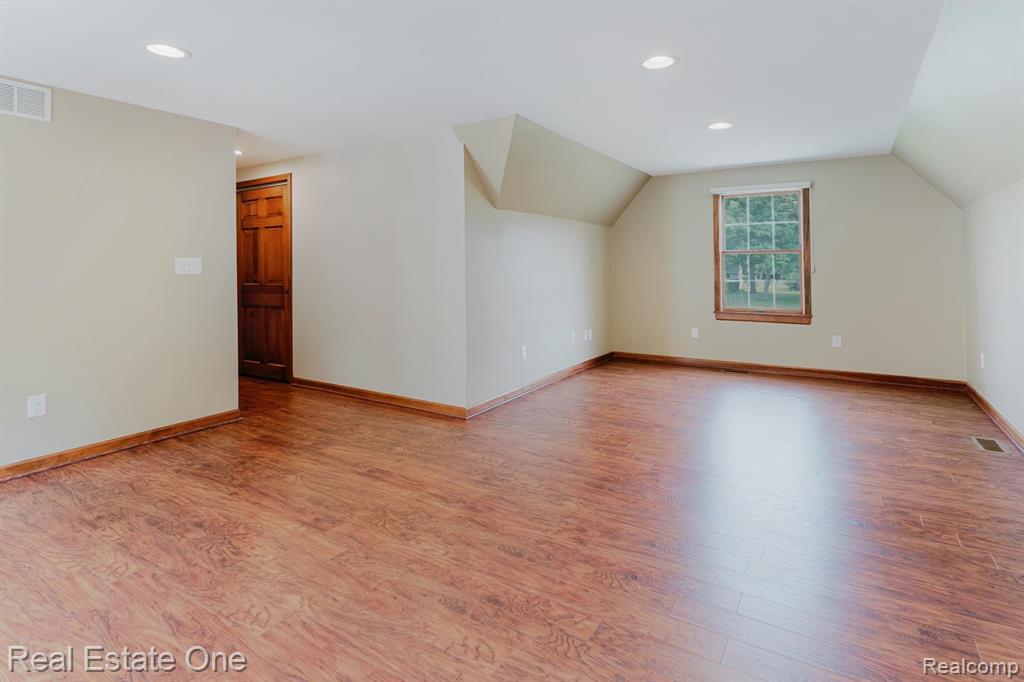 454 Lesdale Drive, Troy, MI 48085 — Photo 34