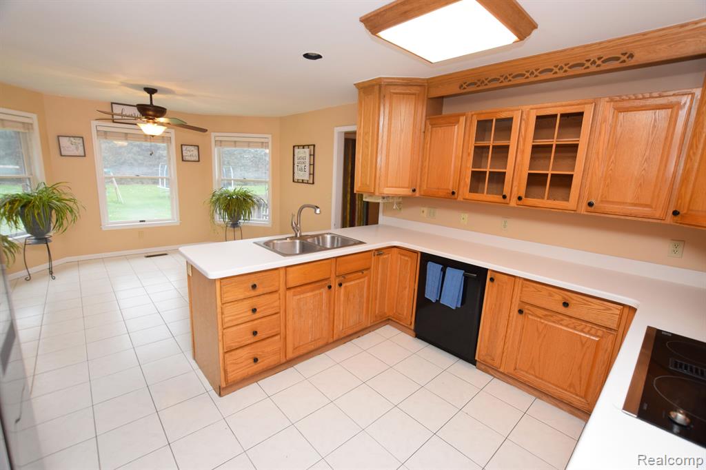 6018 COVERED WAGONS Trail, Flint, MI 48532 — Photo 5