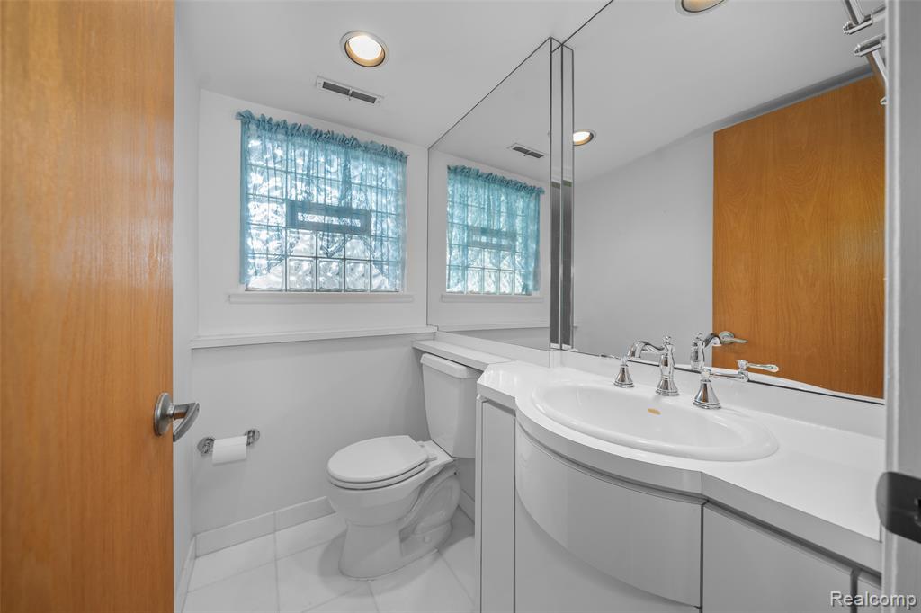 545 Woodbridge Circle, Waterford, MI 48327 — Photo 18