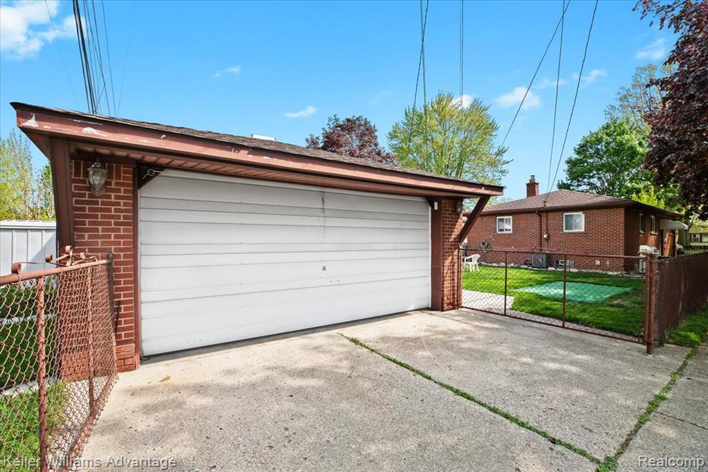 4050 MAYFAIR Street, Dearborn Heights, MI 48125 — Photo 38