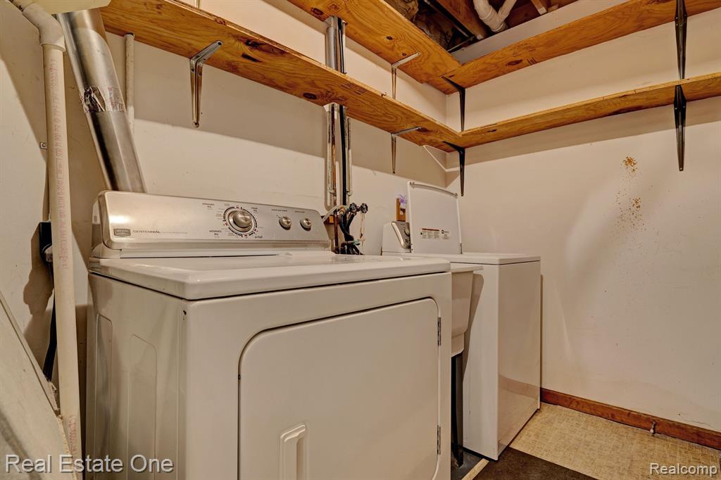 9045 E BLUEWATER Drive, Clarkston, MI 48348 — Photo 37