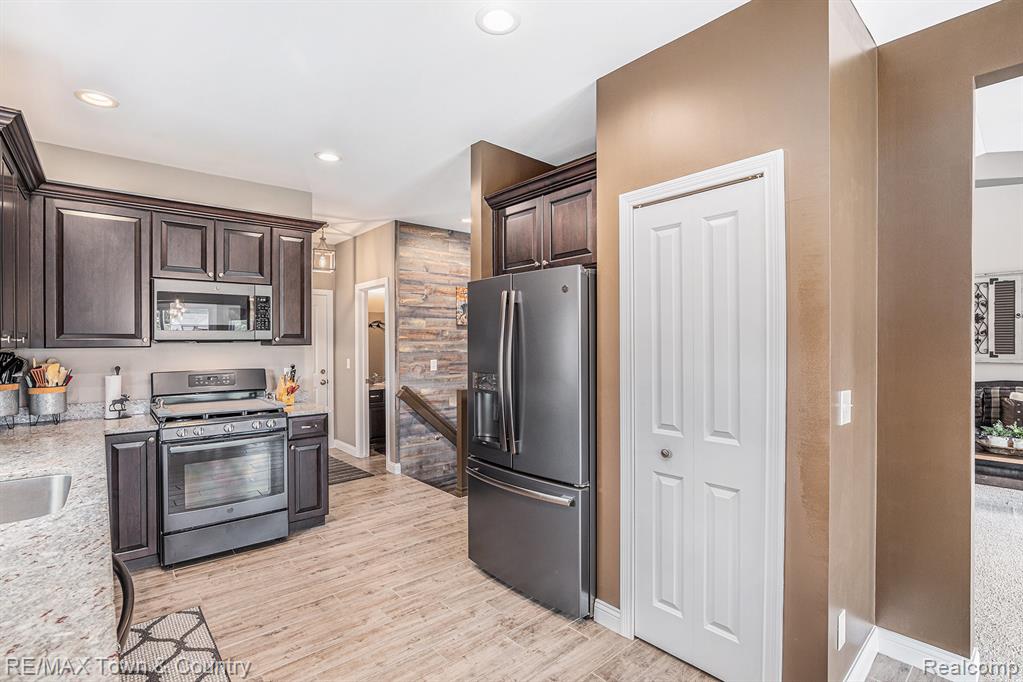 1535 Woodlake Lane, Grand Blanc, MI 48439 — Photo 11