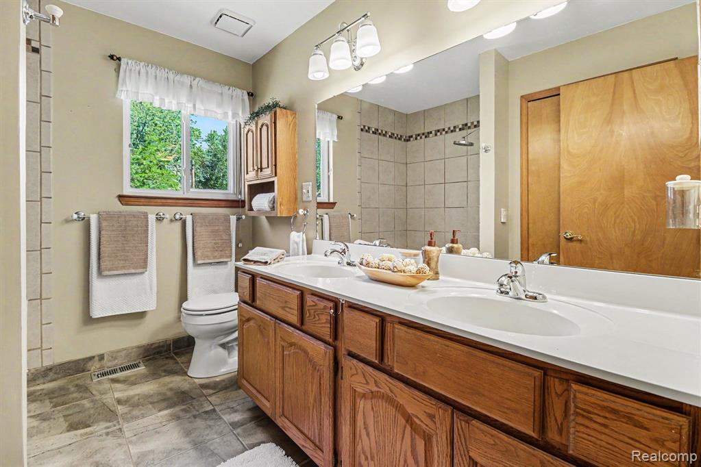 4660 Woodhull Drive, Clarkston, MI — Photo 18